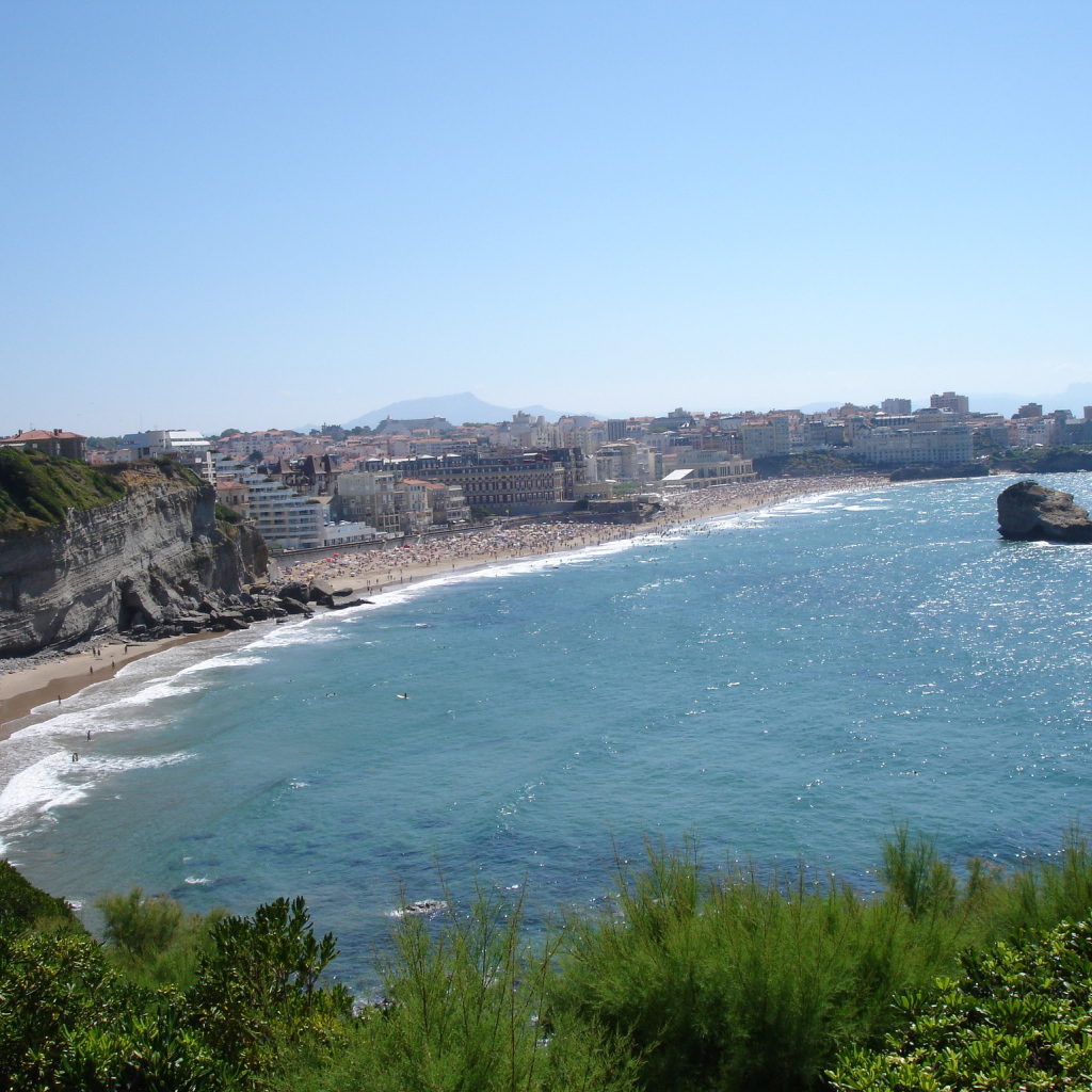 Скалы у берега на курорте Биарриц, Франция