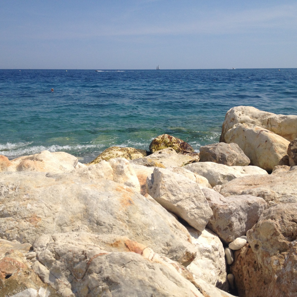 Каменистый берег в городе Ницца, Франция