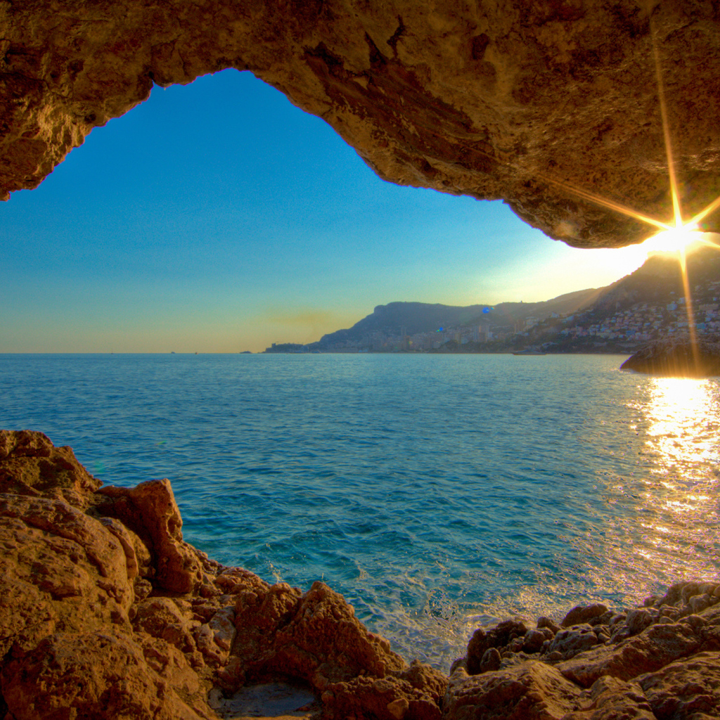 Скалистый берег на Лазурном берегу, Франция