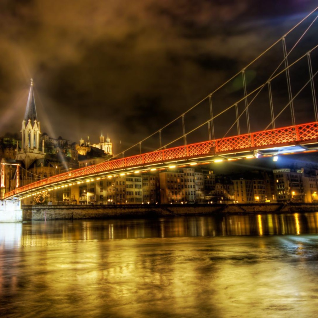 Сияющий мост в городе Лион, Франция