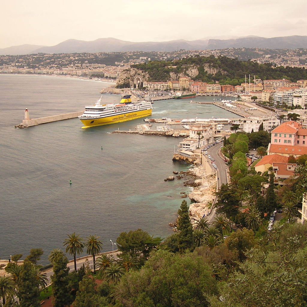 Лайнер в порту в городе Ницца, Франция