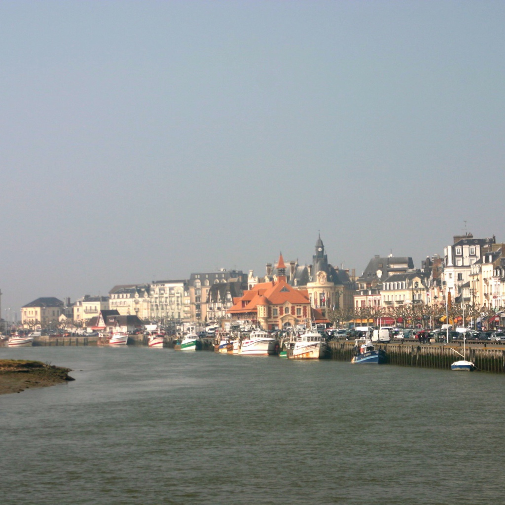 Корабли у набережной на курорте Довиль, Франция