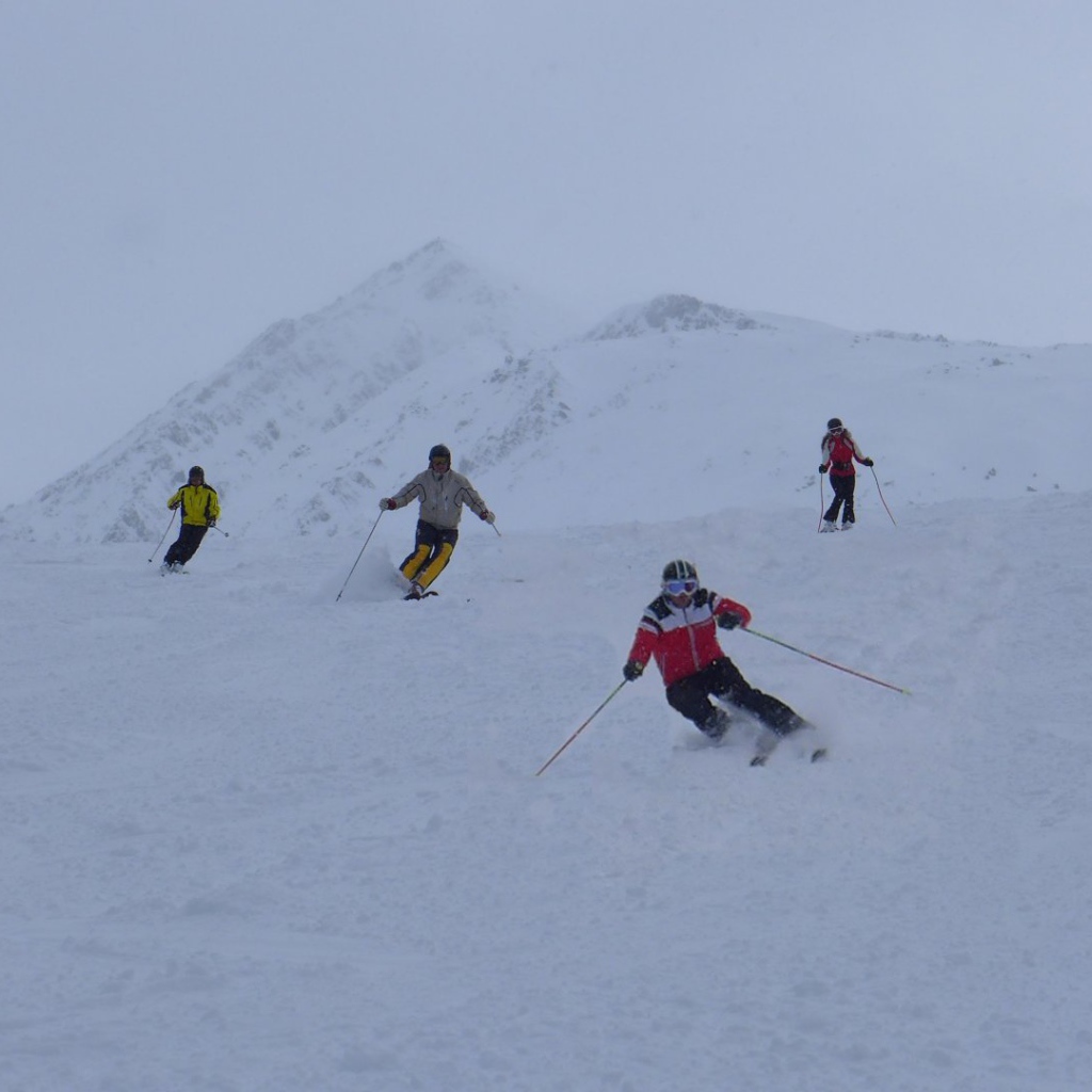 Катание на лыжах на горнолыжном курорте Лез Арк, Франция