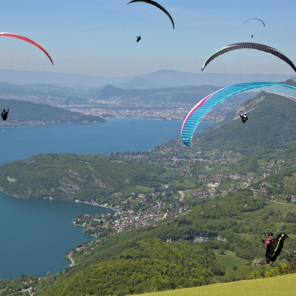 Парашютисты в городе Аннеси, Франция