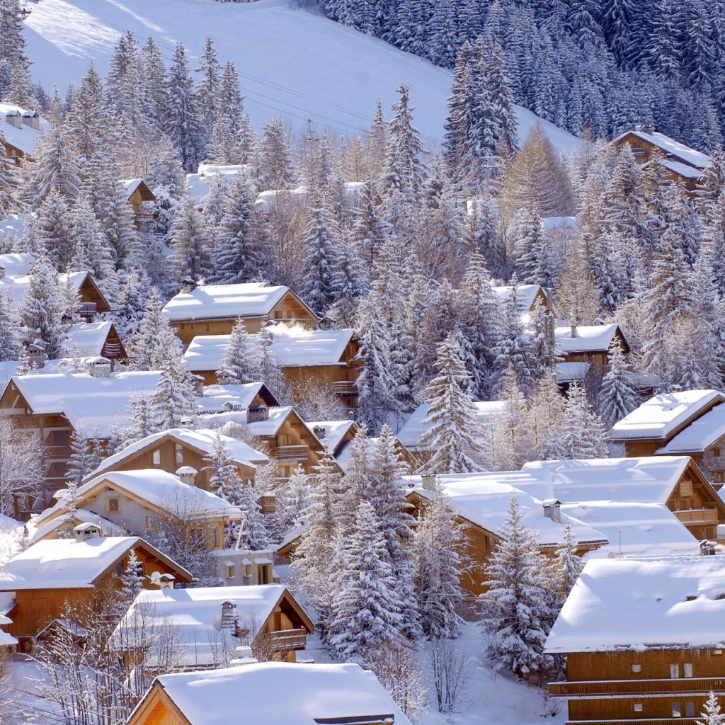 Заснеженные дома на горнолыжном курорте Мерибель, Франция