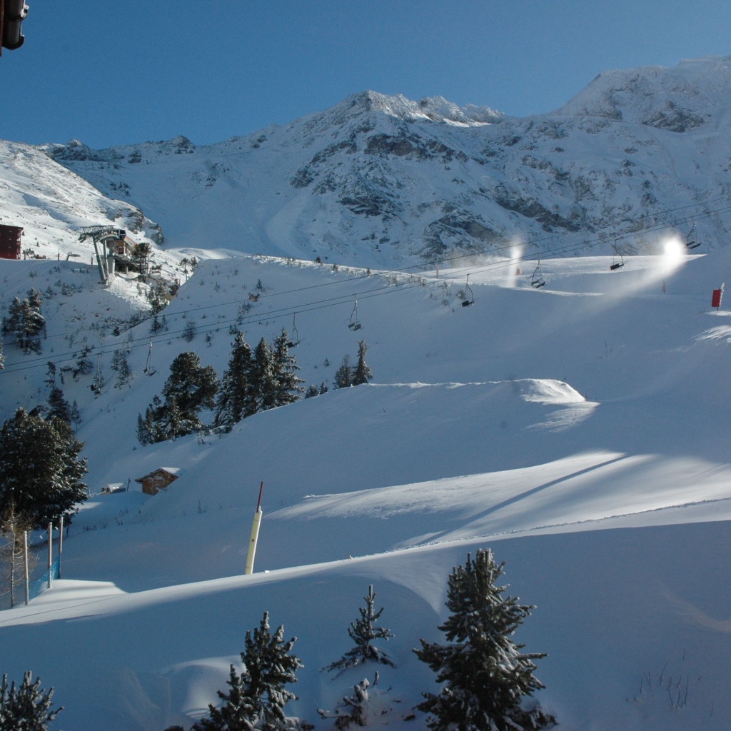 Заснеженные склоны на горнолыжном курорте Лез Арк, Франция