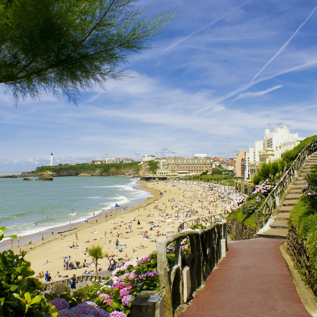 Лестница на пляж на курорте Биарриц, Франция