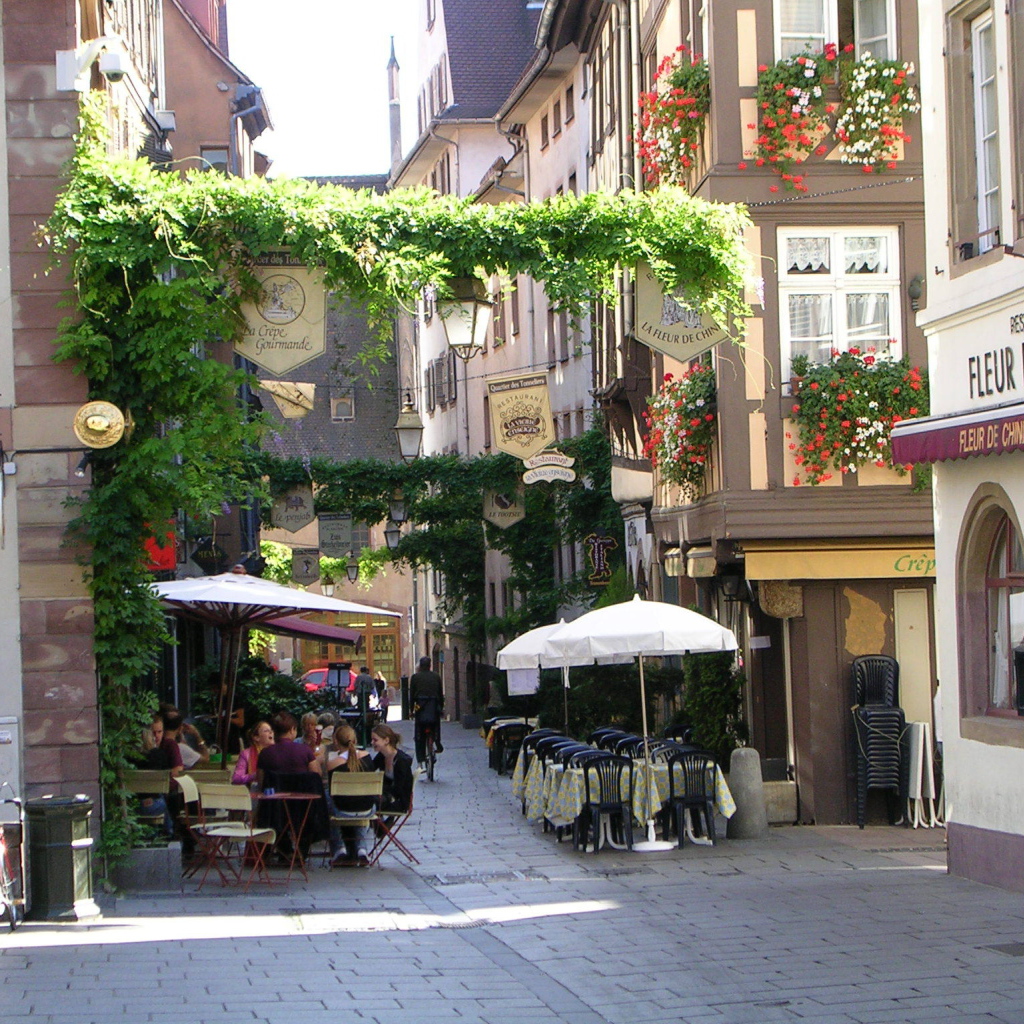 Уличное кафе в городе Страсбург, Франция
