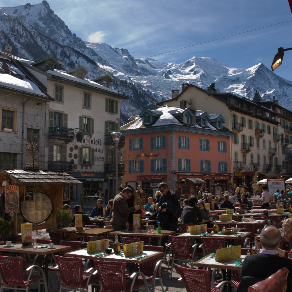 Уличное кафе на горнолыжном курорте Межев, Франция
