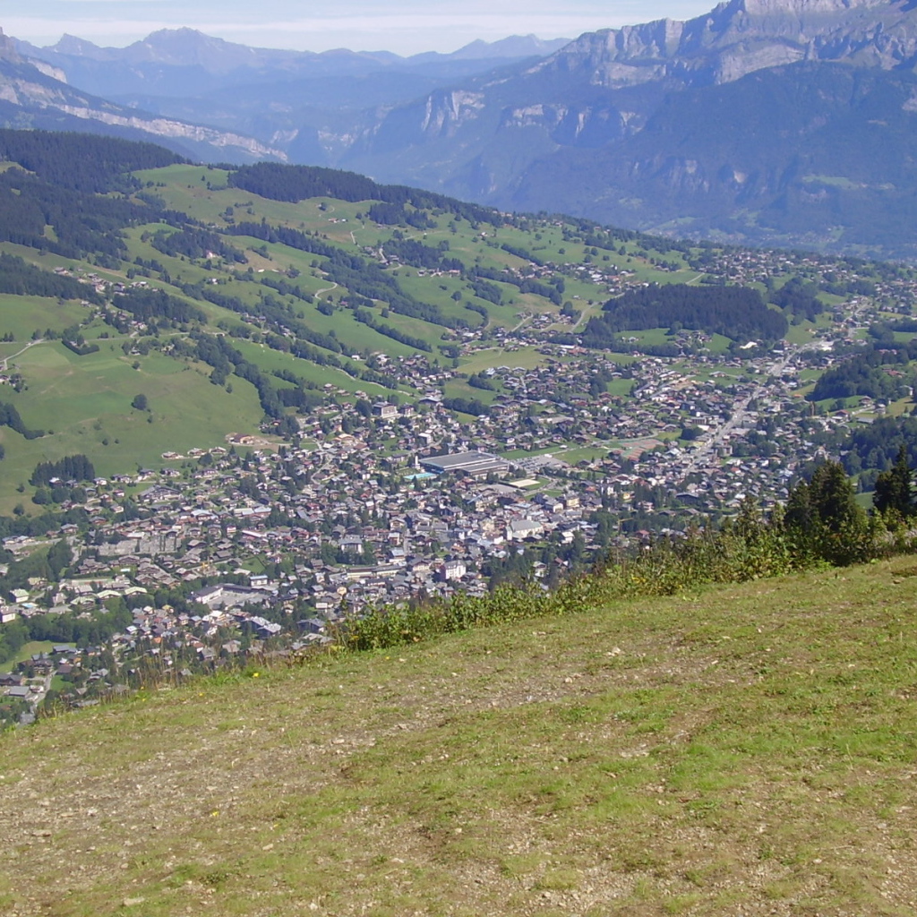 Летний пейзаж на горнолыжном курорте Межев, Франция