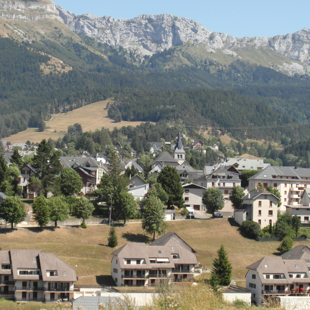 Летний пейзаж на курорте Виллар-де-Ланс, Франция