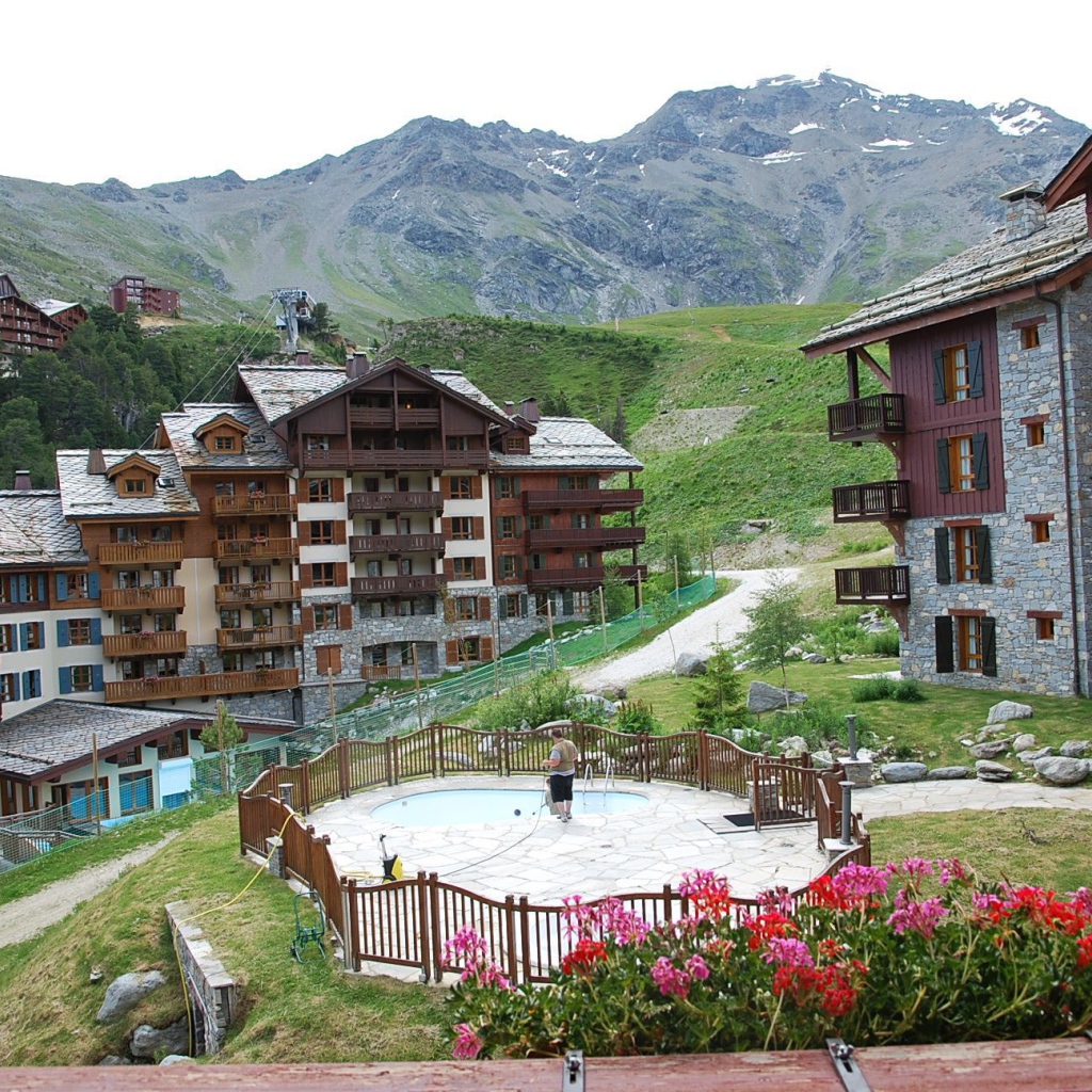 Летний пейзаж на горнолыжном курорте Лез Арк, Франция