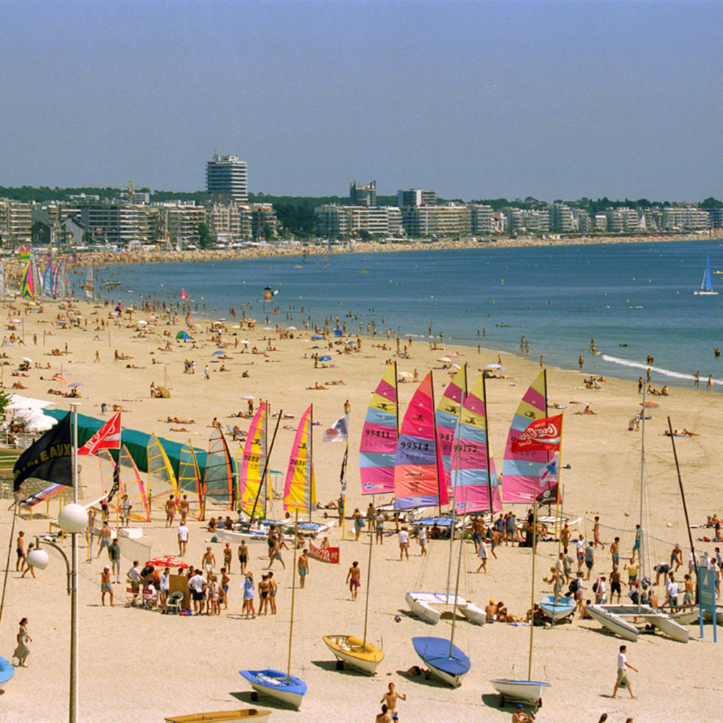 Летний отдых на пляже на курорте Ла Боль, Франция