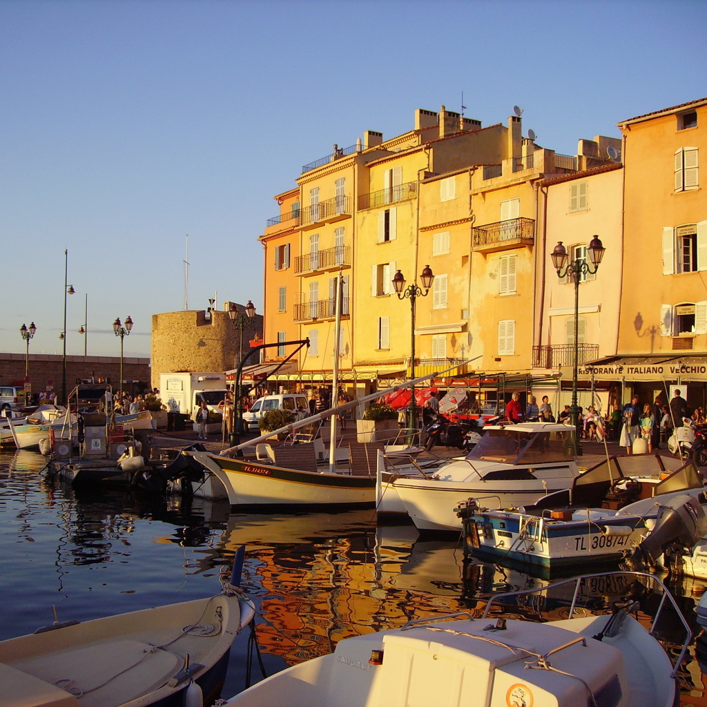 Закат в порту на курорте Сен-Тропе, Франция