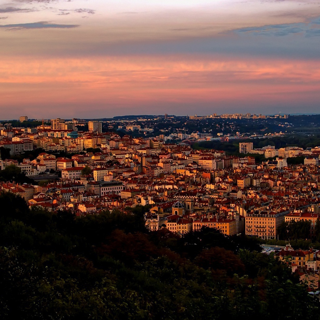 Закат в городе Лион, Франция