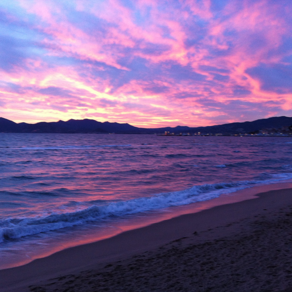 Закат на пляже на курорте Ла Боль, Франция