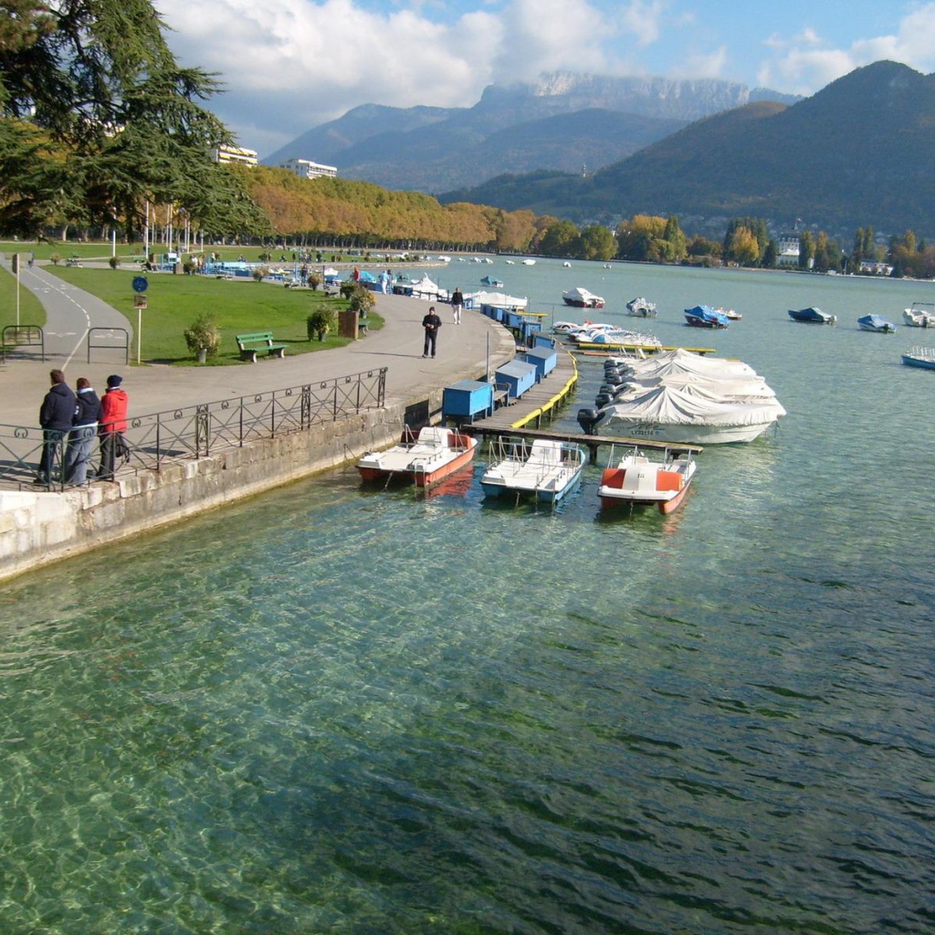 Набережная озера в городе Аннеси, Франция
