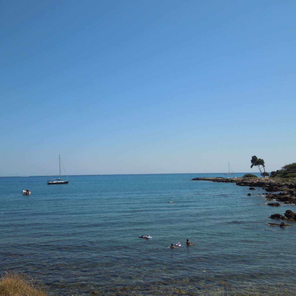 Море на курорте Антибы, Франция