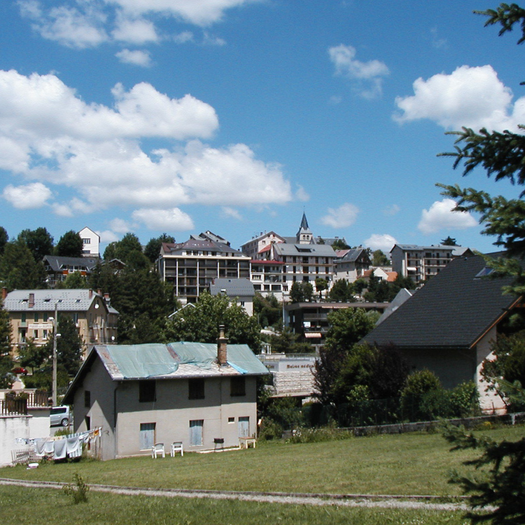 Городские здания на курорте Виллар-де-Ланс, Франция