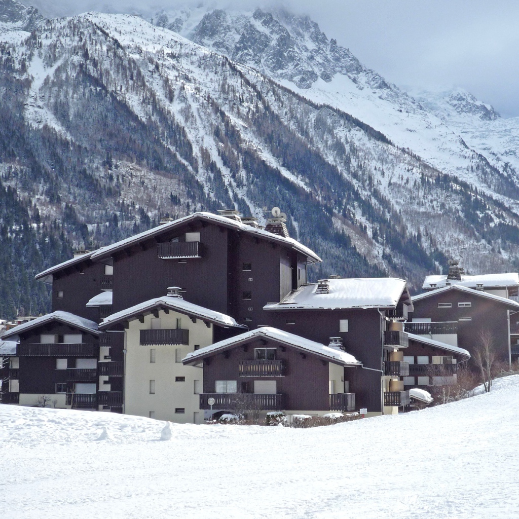 Городские здания на горнолыжном курорте Самоен, Франция