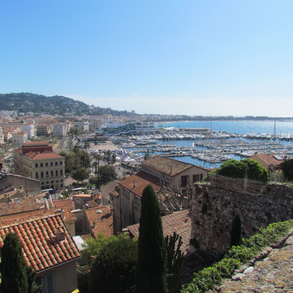 Вид с холма в Каннах, Франция