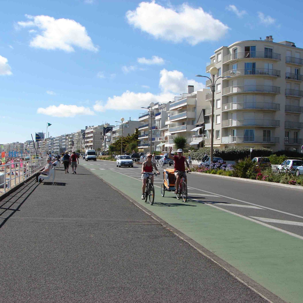 Прогулка по набережной на курорте Ла Боль, Франция