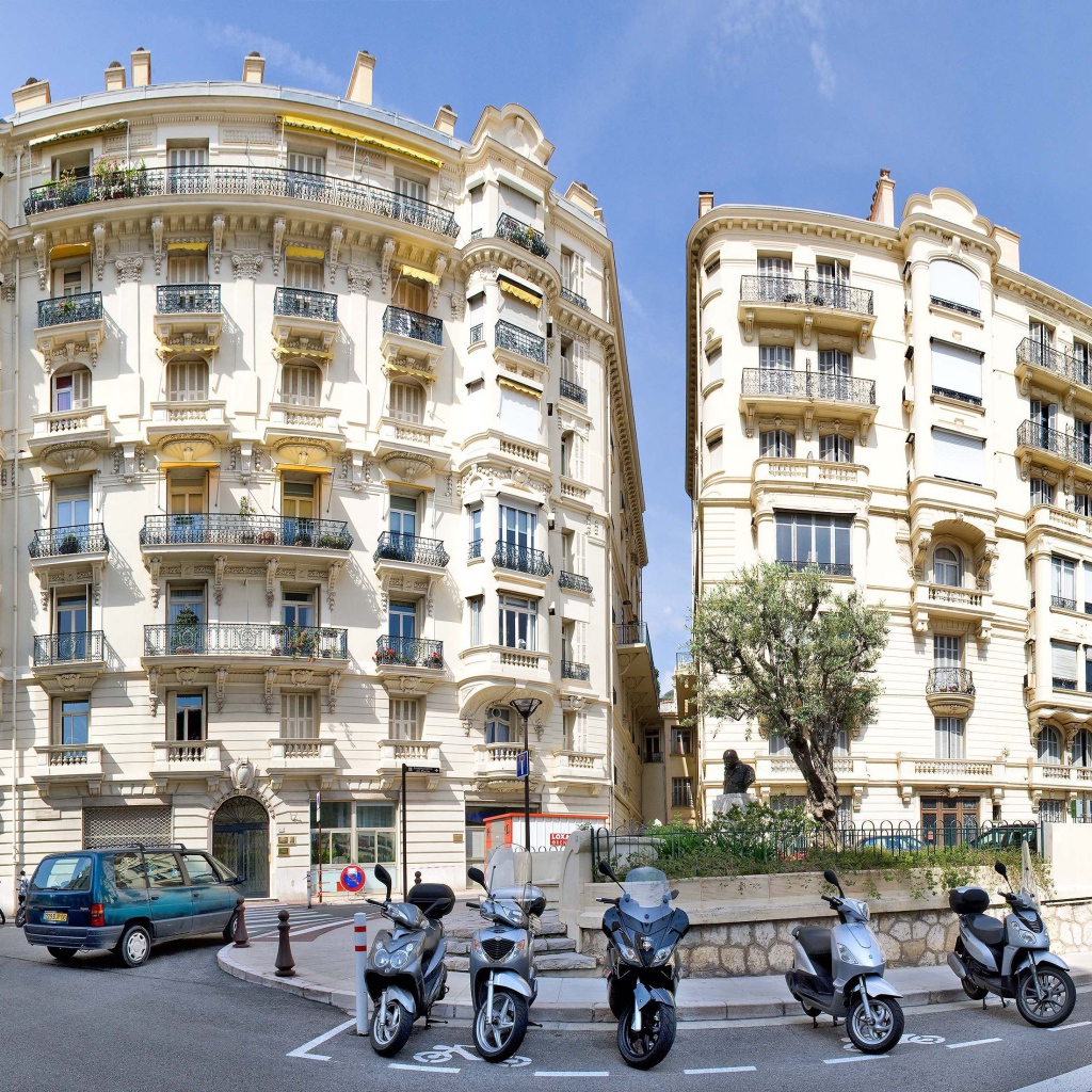 Прогулка по улице в Монако