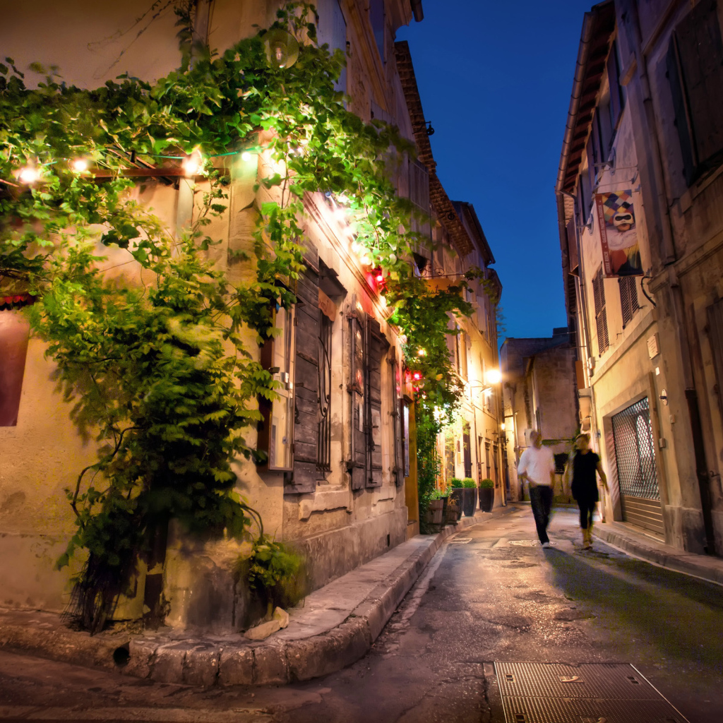 Прогулка по улице в Провансе, Франция