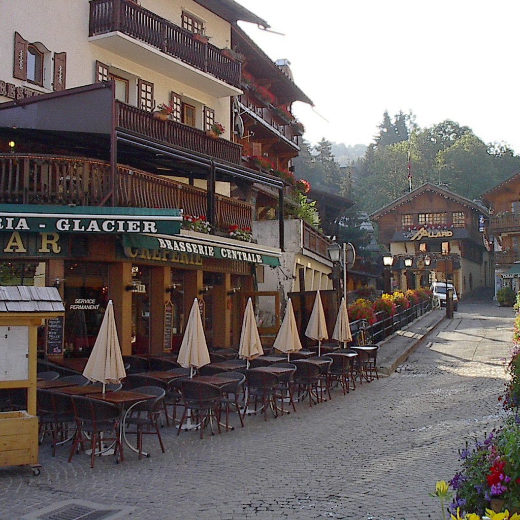 Прогулка по улице на горнолыжном курорте Межев, Франция