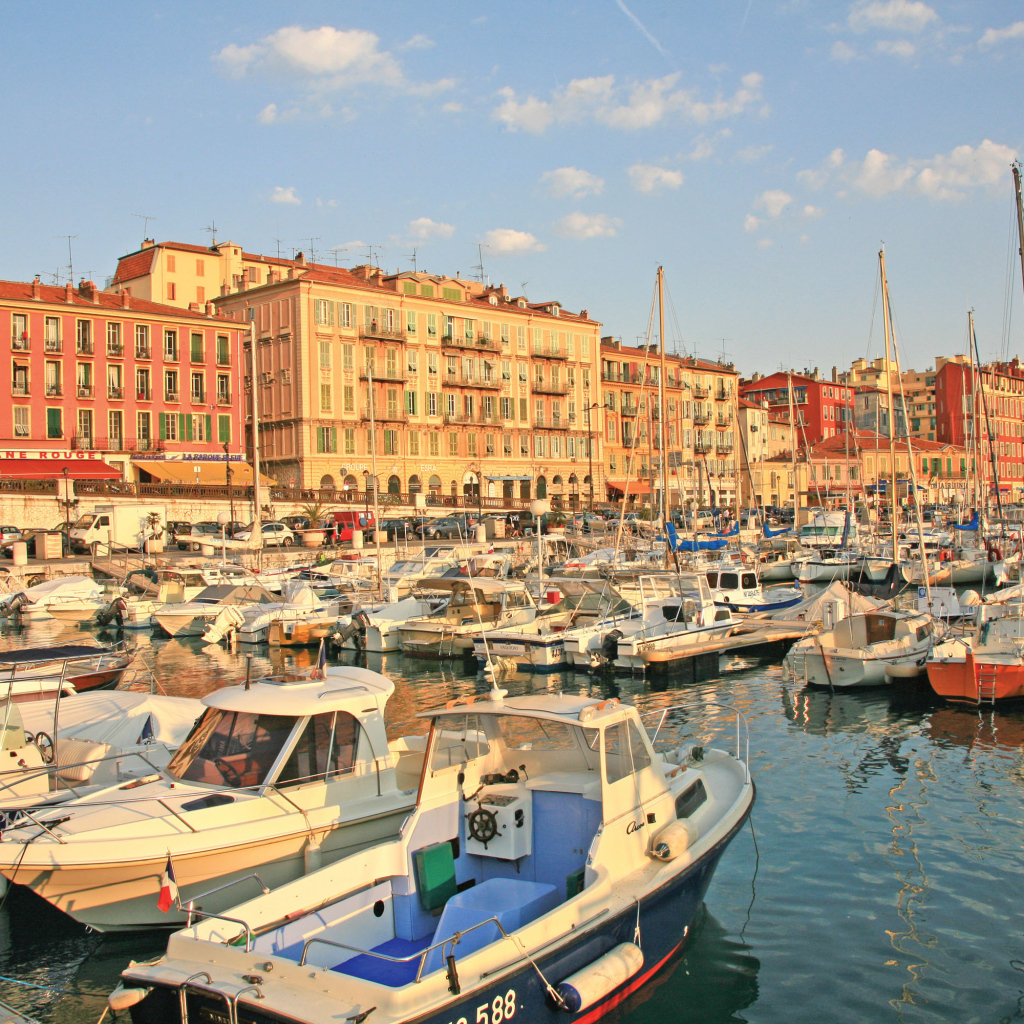 Яхты в порту в городе Ницца, Франция