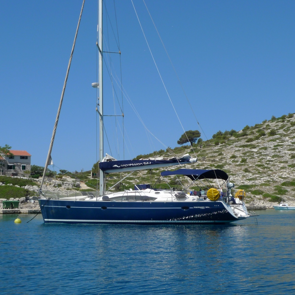 Яхта у берега на курорте Порт Де Фрежюс, Франция