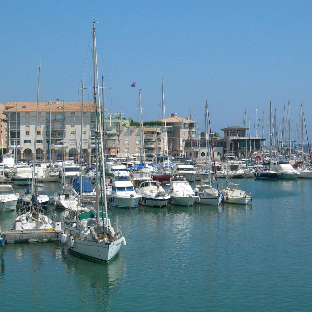 Яхты на фоне зданий на курорте Порт Де Фрежюс, Франция