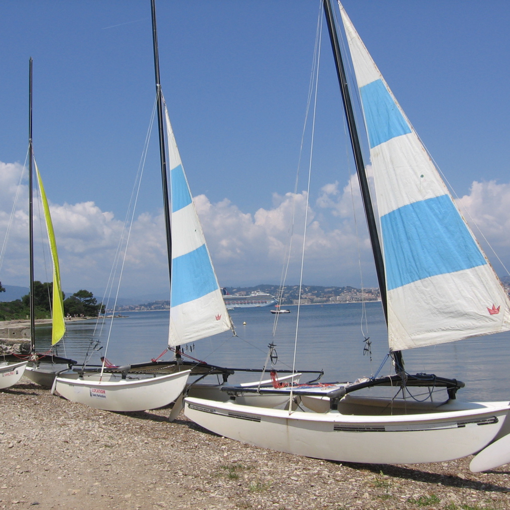 Яхты на берегу на курорте Мирамар Круести, Франция