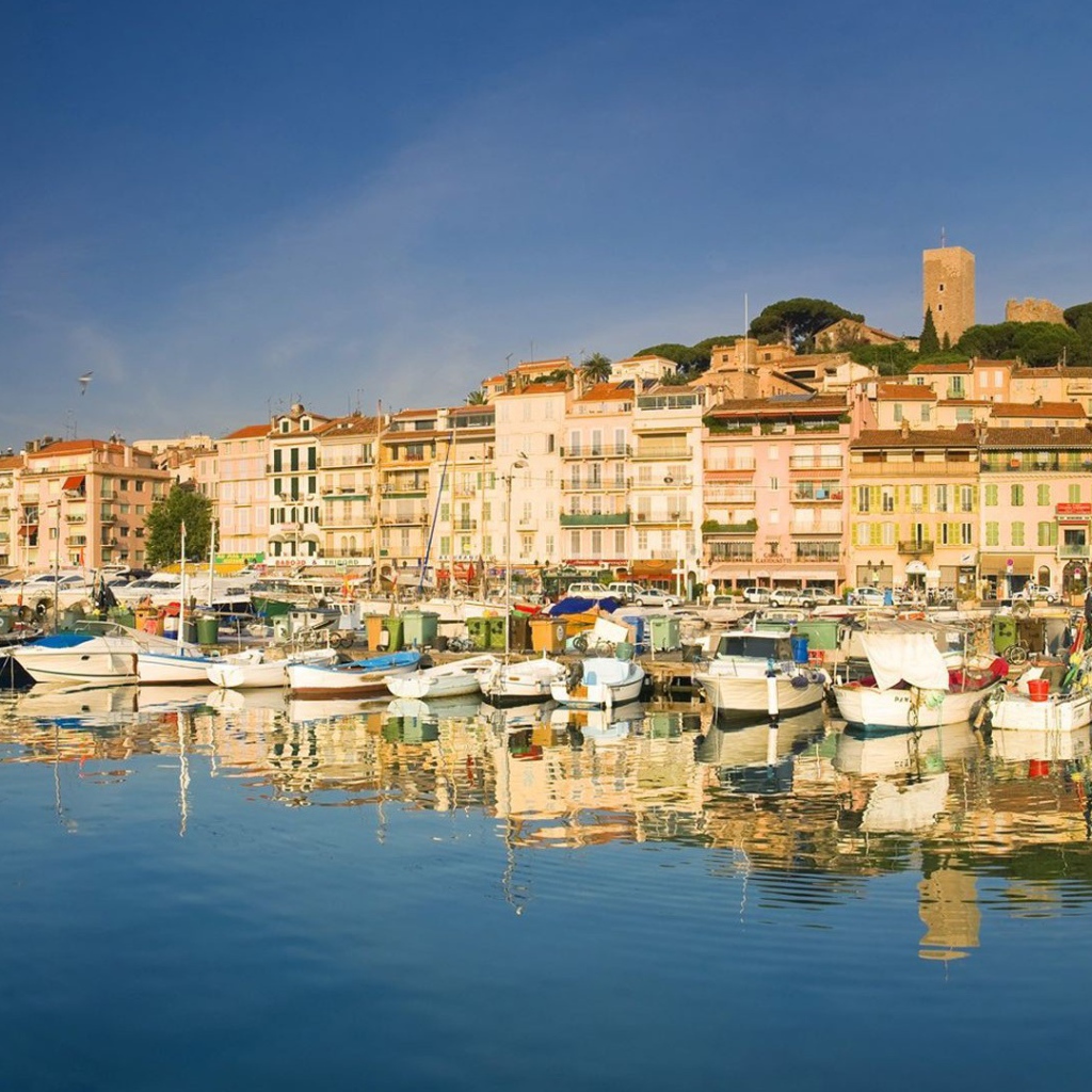 Яхты у берега в Каннах, Франция