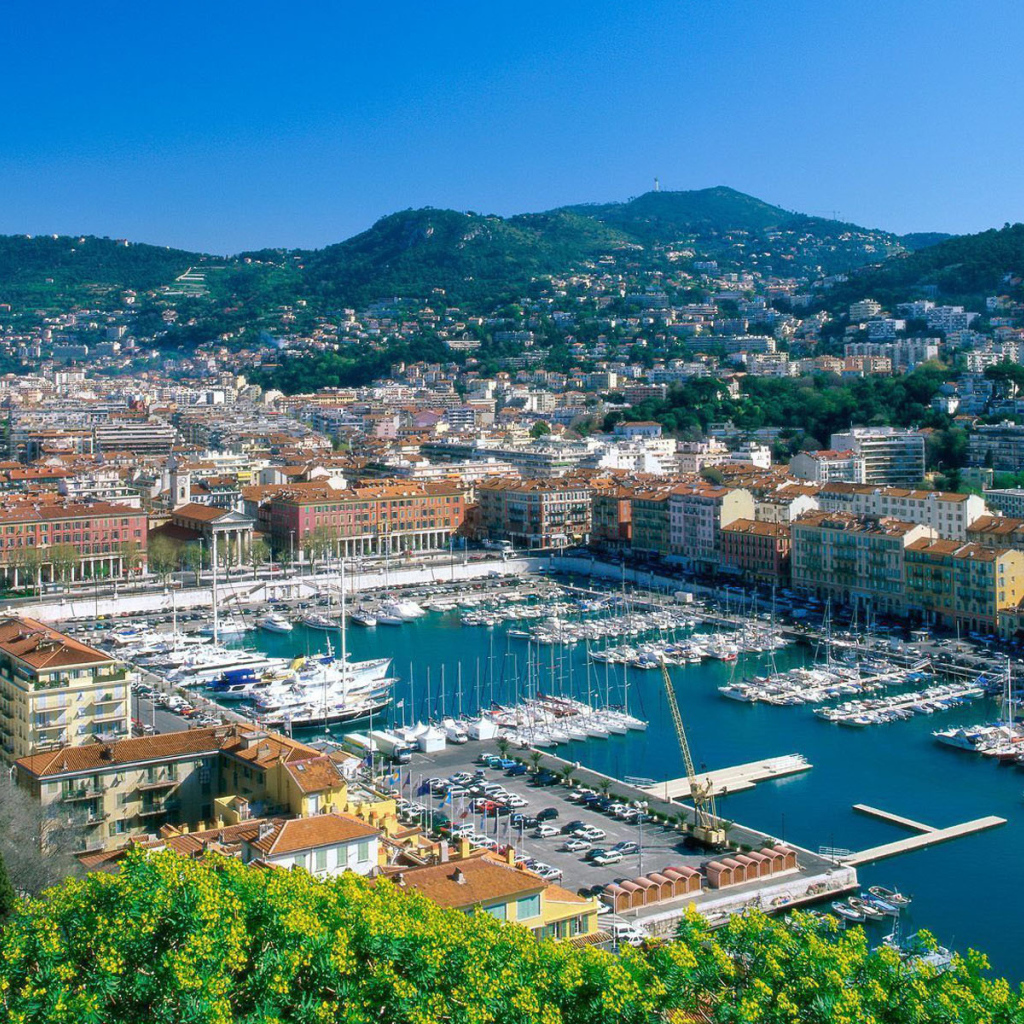 Яхты в порту в городе Марсель, Франция