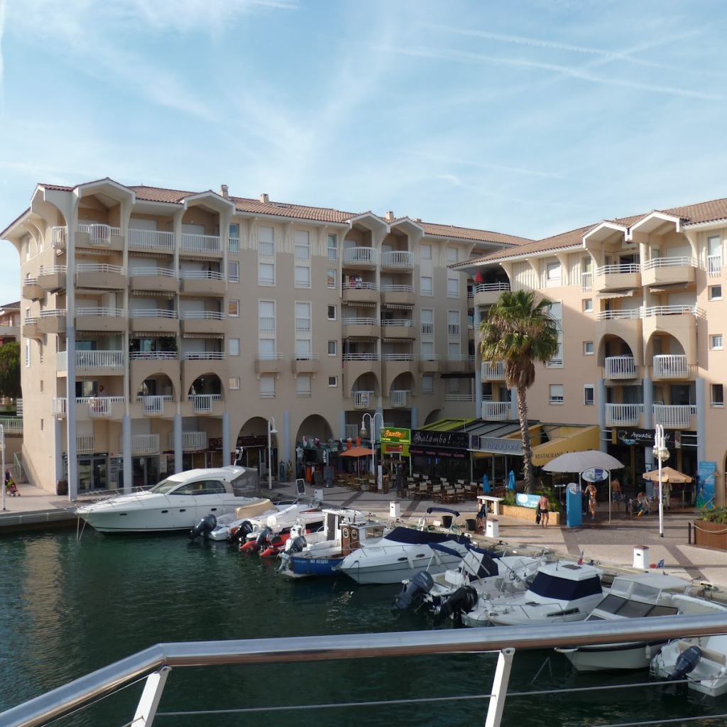 Яхты у набережной на курорте Порт Де Фрежюс, Франция