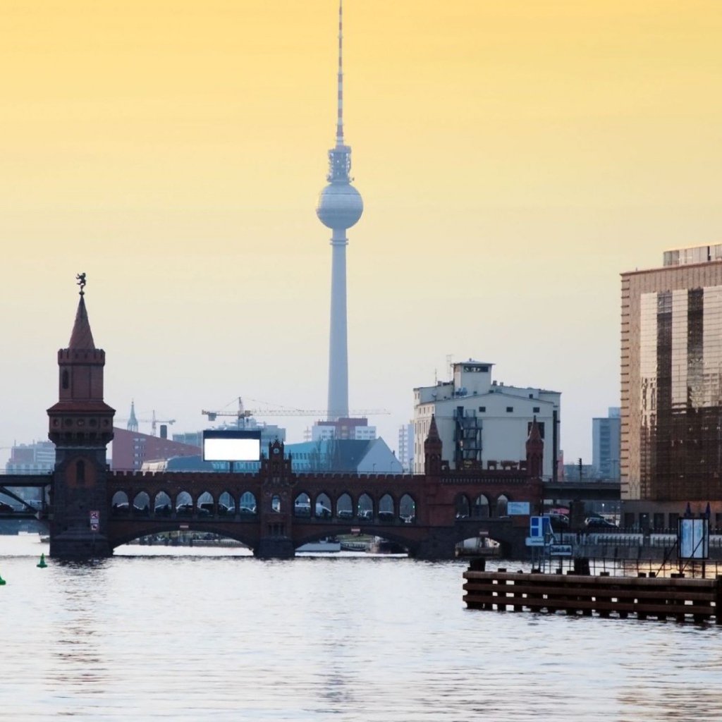 Вид на телебашню со стороны реки в Берлине