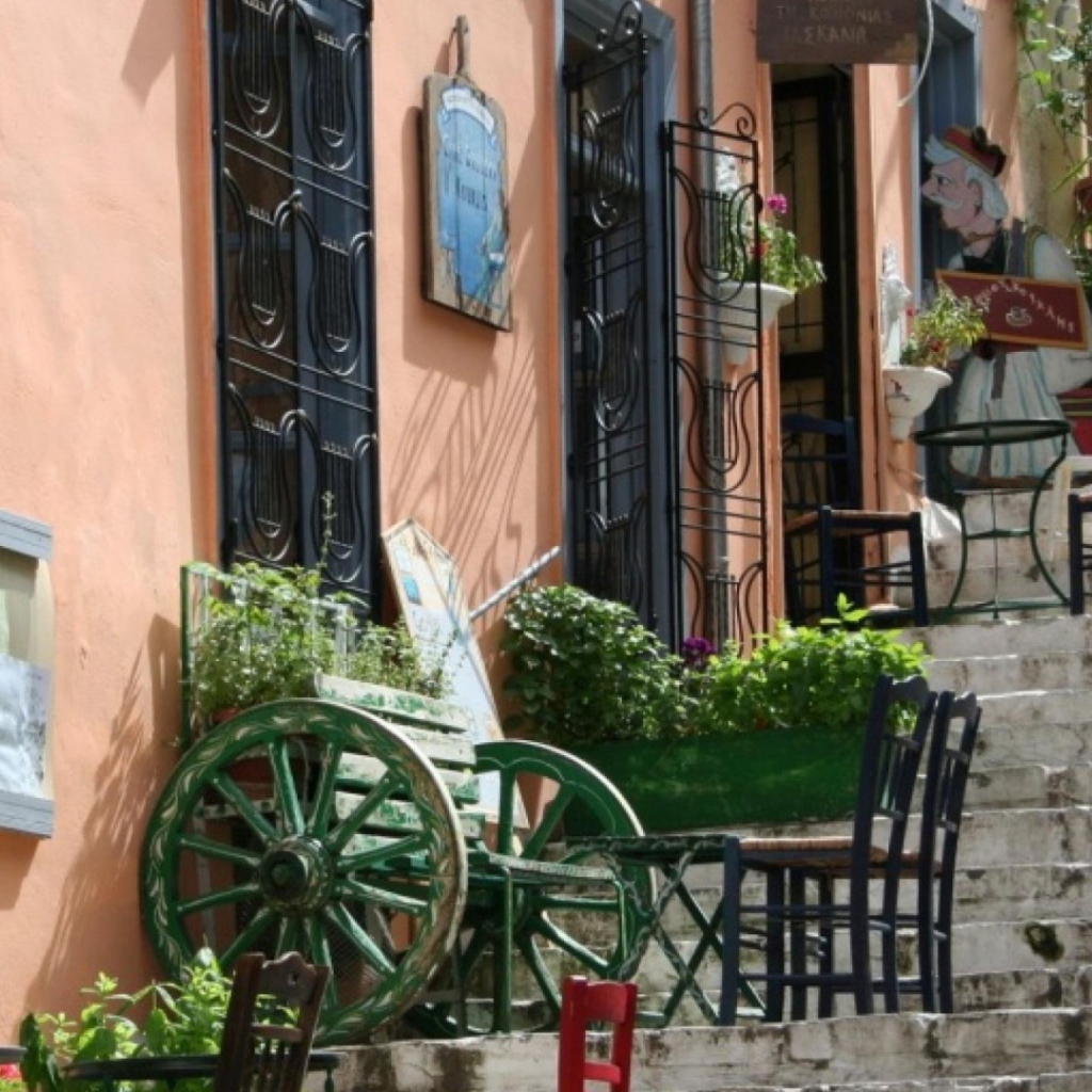 Старинная улочка в Афинах