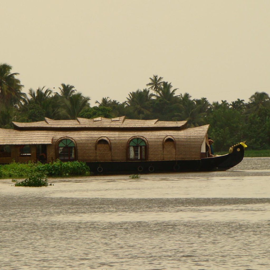 Красивый корабль в Алапуже