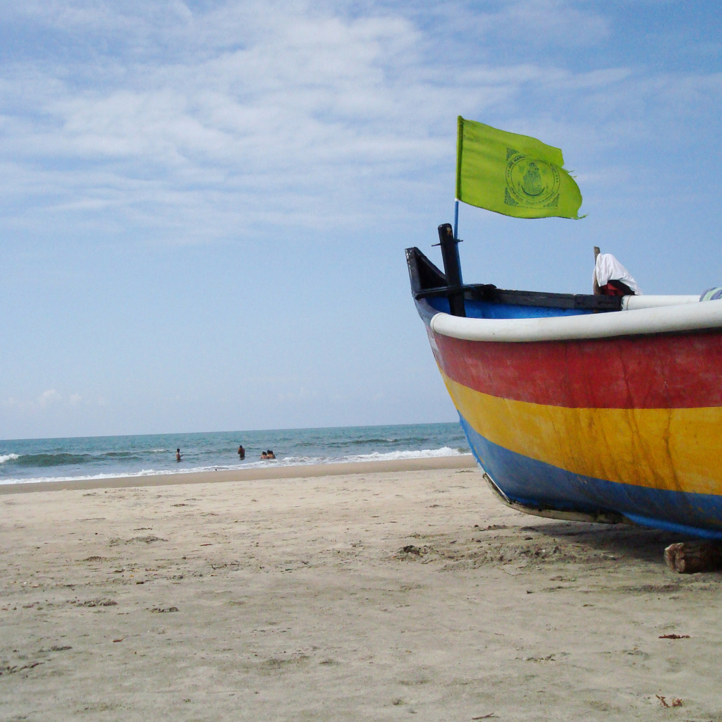 Лодка на пляже в Арамболе