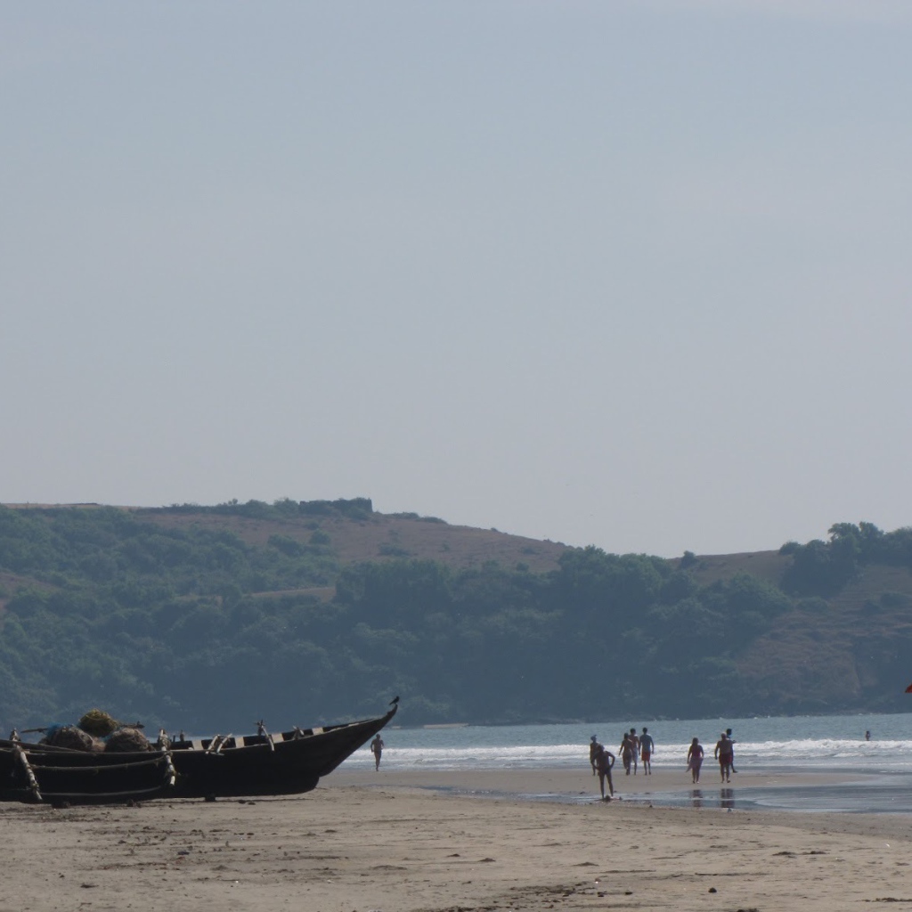 Лодка на пляже в Ашвеме