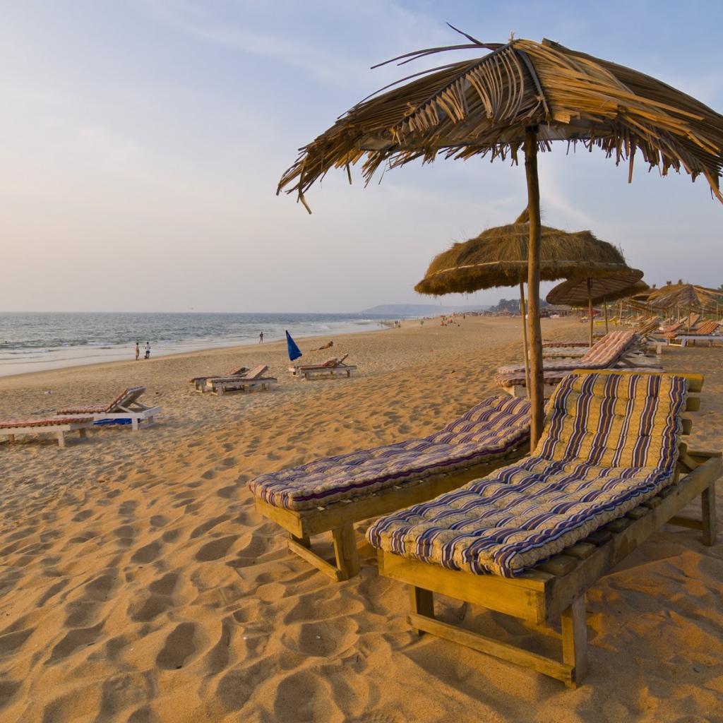 Шезлонги на пляжах в Гоа