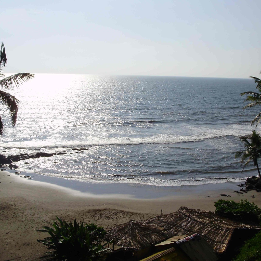 Пустой пляж вечером в Вагаторе