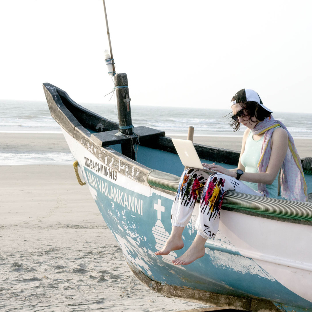 Девушка в лодке в Ашвеме