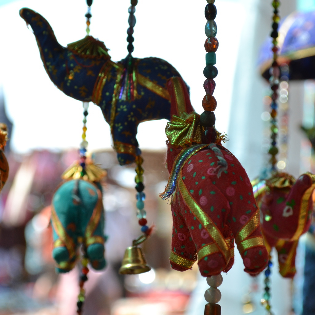 Товары на рынке в Анджуне