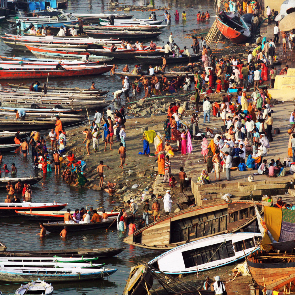 Множество лодок и берегов Варанаси