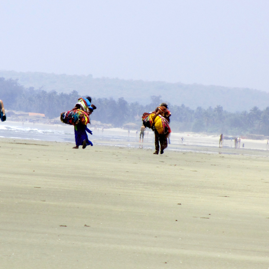 Люди на пляже в Ашвеме