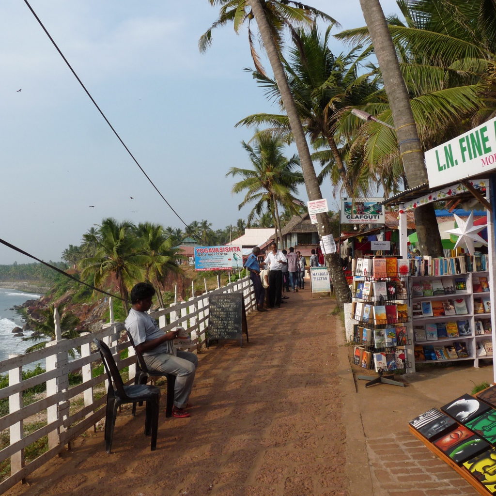 Жители на улицах в Варкале
