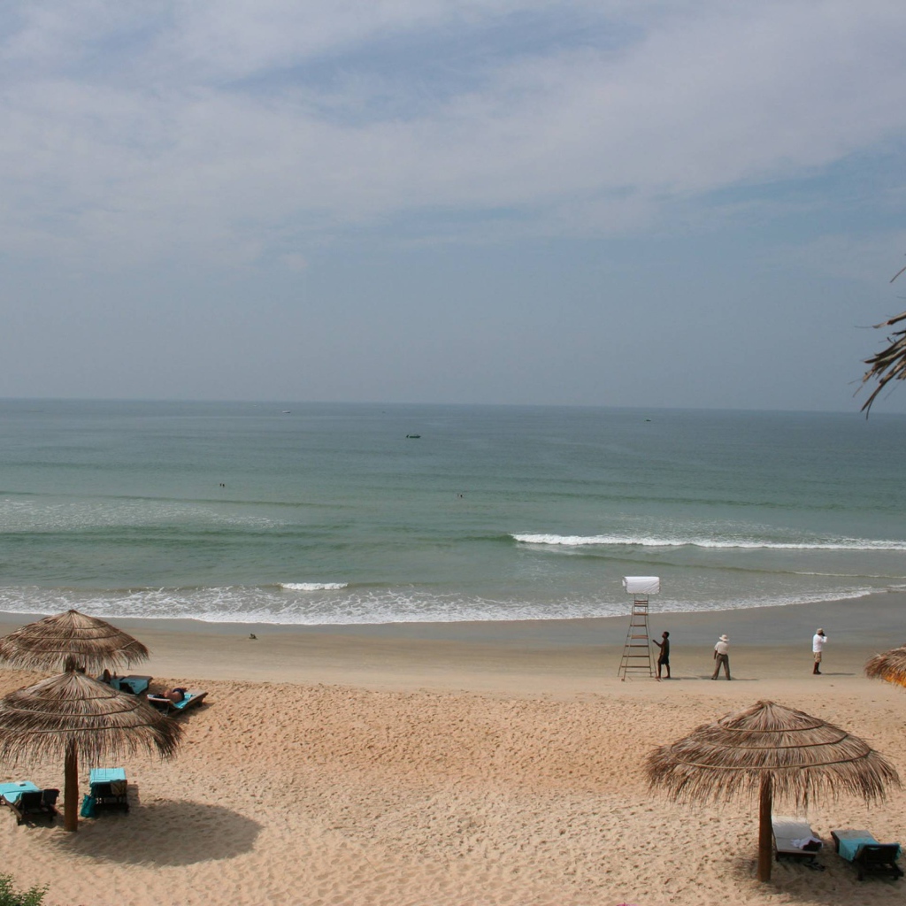 Отдых на пляже в Бенаулиме