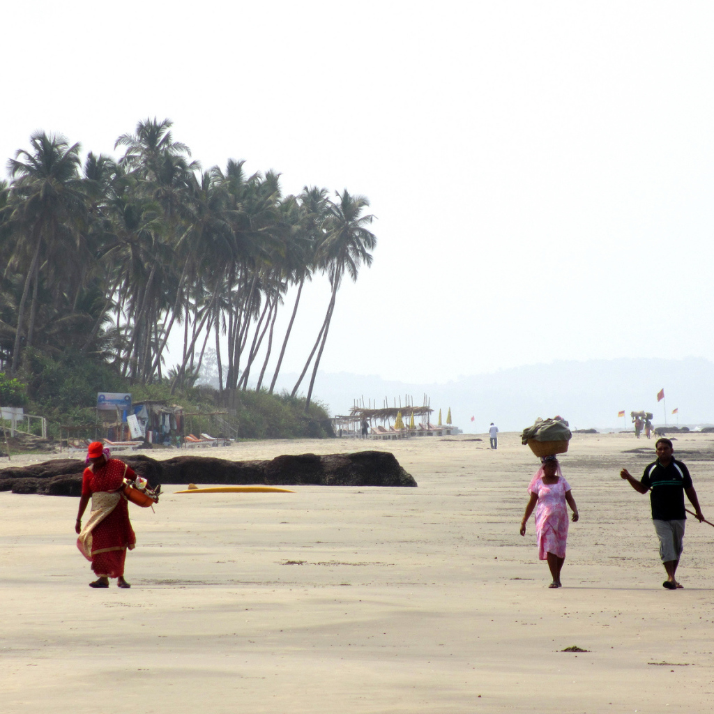 Жители Ашвема на пляже